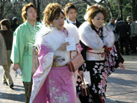 戸田市文化会館にて開催された成人式に臨む新成人たち
